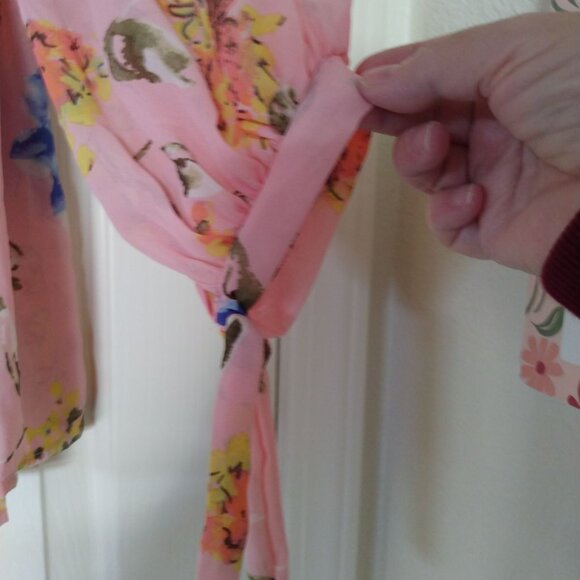 🩷🩷 FEMININE PINK FLORAL SHEER PEPLUM LONG SLEEVE BLOUSE SIZE MEDIUM - Picture 2 of 8